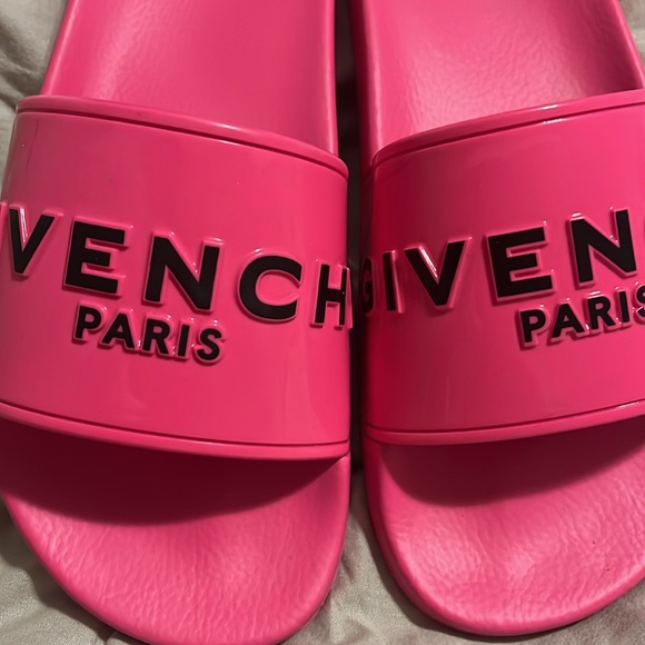 NOT AVAILABLE Authentic Givenchy
Rubber Sandals
39 (9)
Neon Pink - Picture 5 of 7